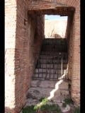 03246 ostia - regio i - insula xii - caseggiato dei triclini (i,xii,1) - via della forica - treppe - bli ri norden - 01-2024.jpg